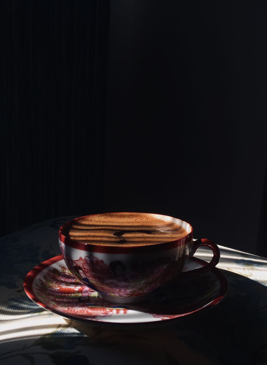 فنجان قهوه با نورپردازی گرم